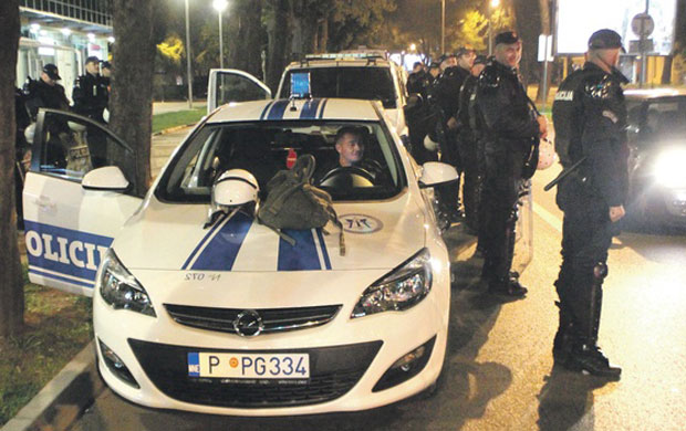 Рације откриле оружје и дрогу